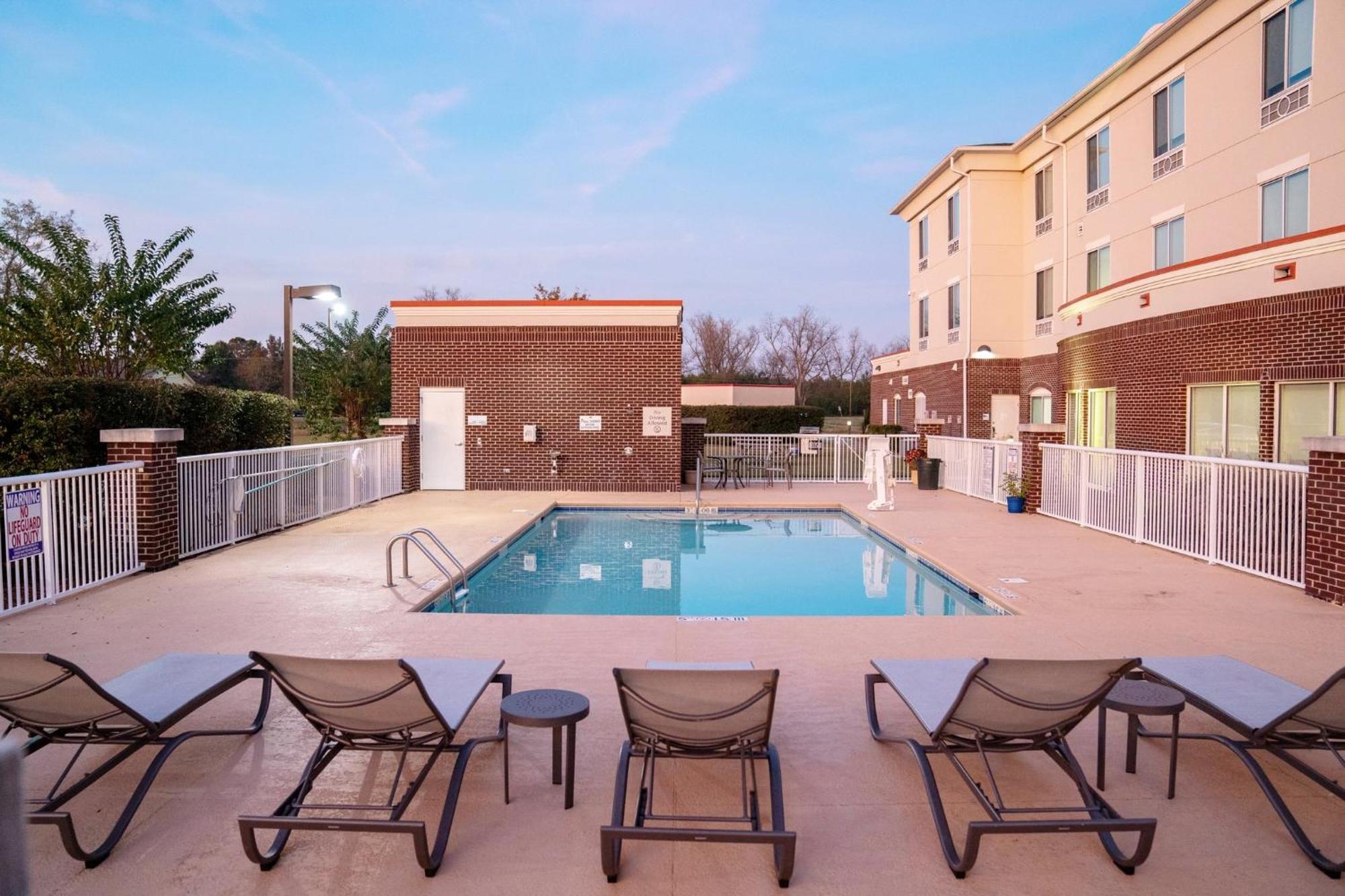 Holiday Inn Express Pembroke By Ihg Exterior foto