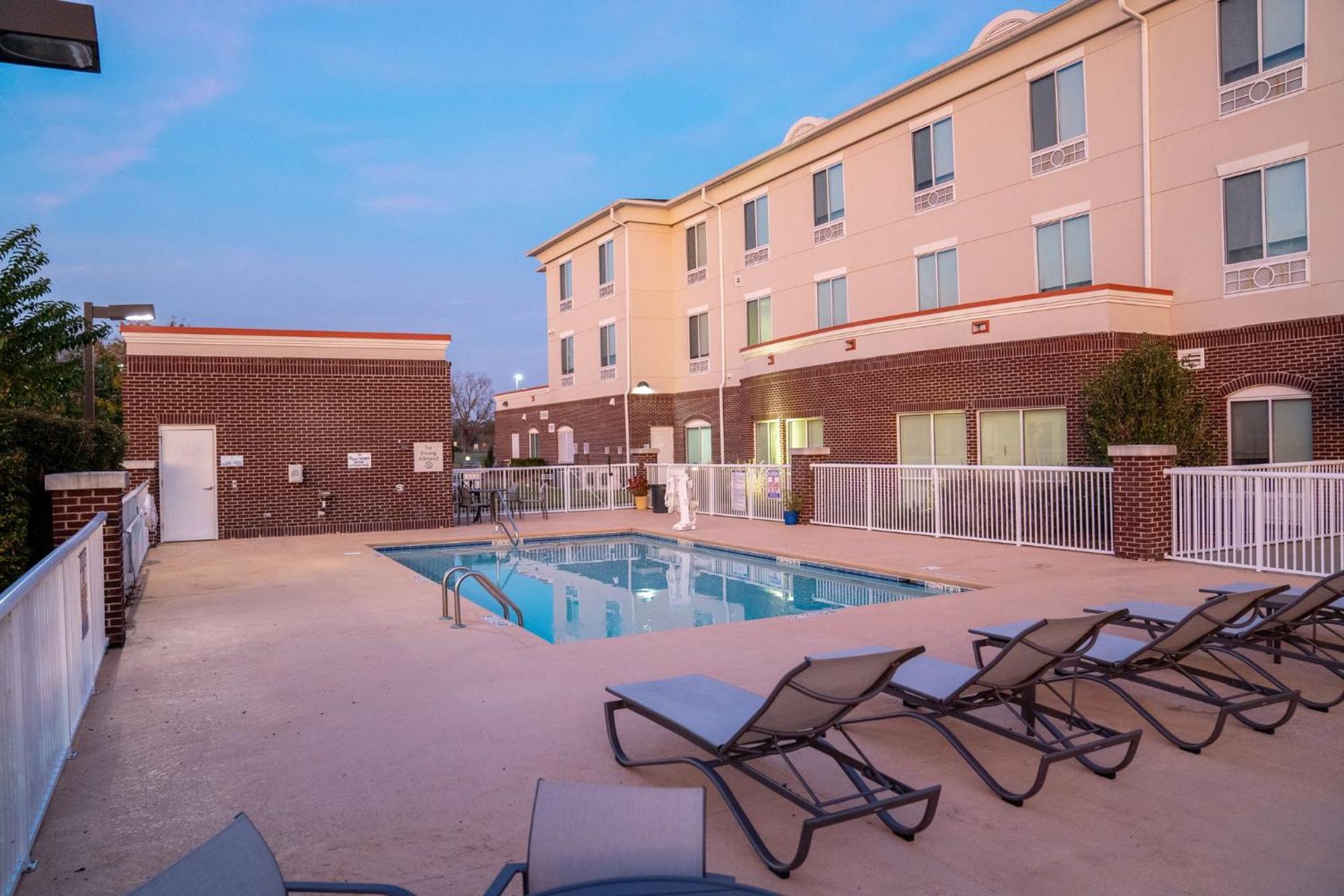 Holiday Inn Express Pembroke By Ihg Exterior foto