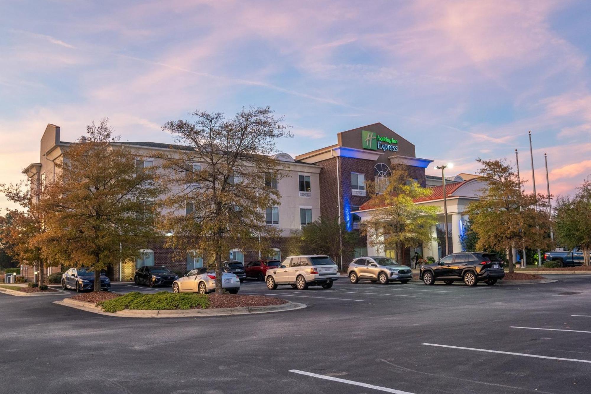 Holiday Inn Express Pembroke By Ihg Exterior foto